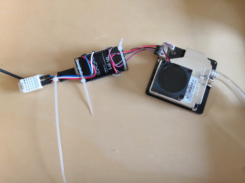 Feinstaubsensor mit Controller und Temperaturfühler