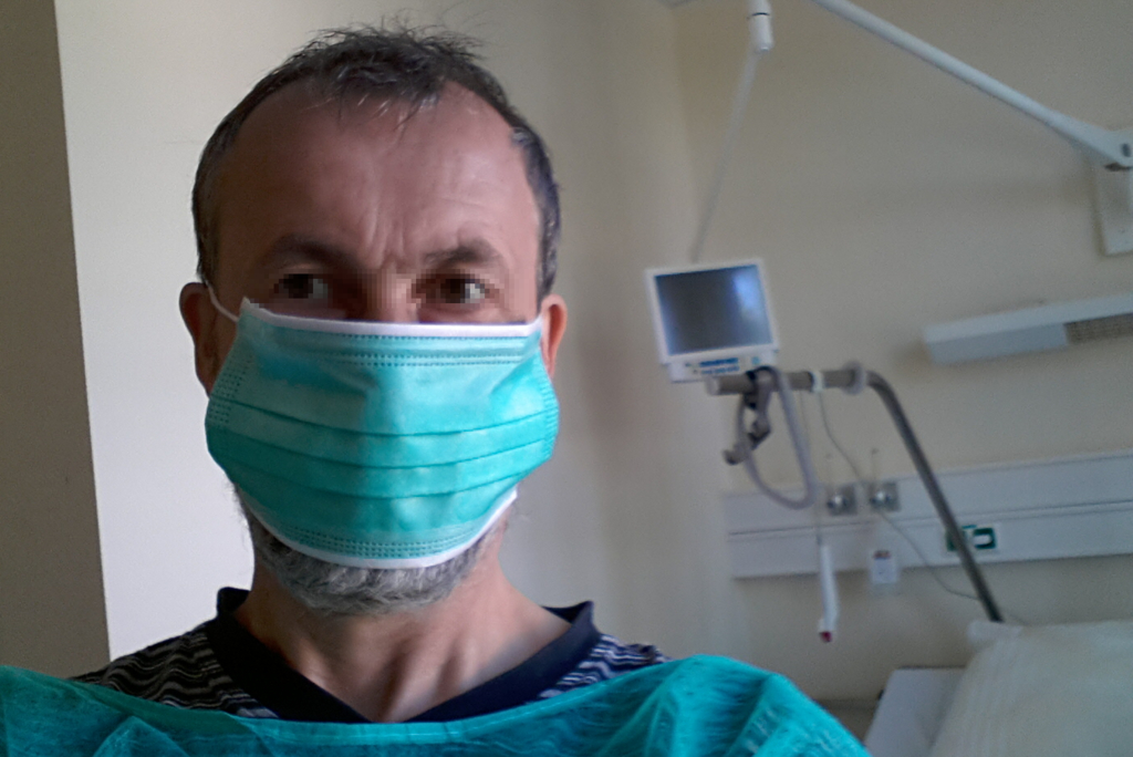 Mit Mundschutz im Krankenhaus