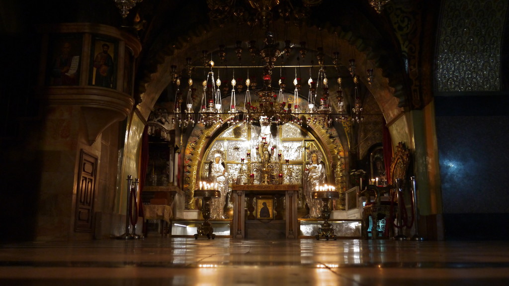 Der golden verzierte Altar in der Kapelle auf Golgotha