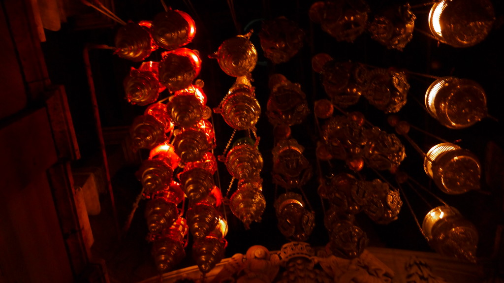 Die Leuchter über Jesu Grab in der kleinen Kapelle leuchten rot