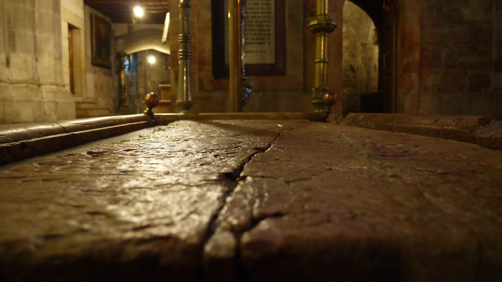 Der Stein der Salbung, ganz nah fotografiert, es sind die Risse zu sehen