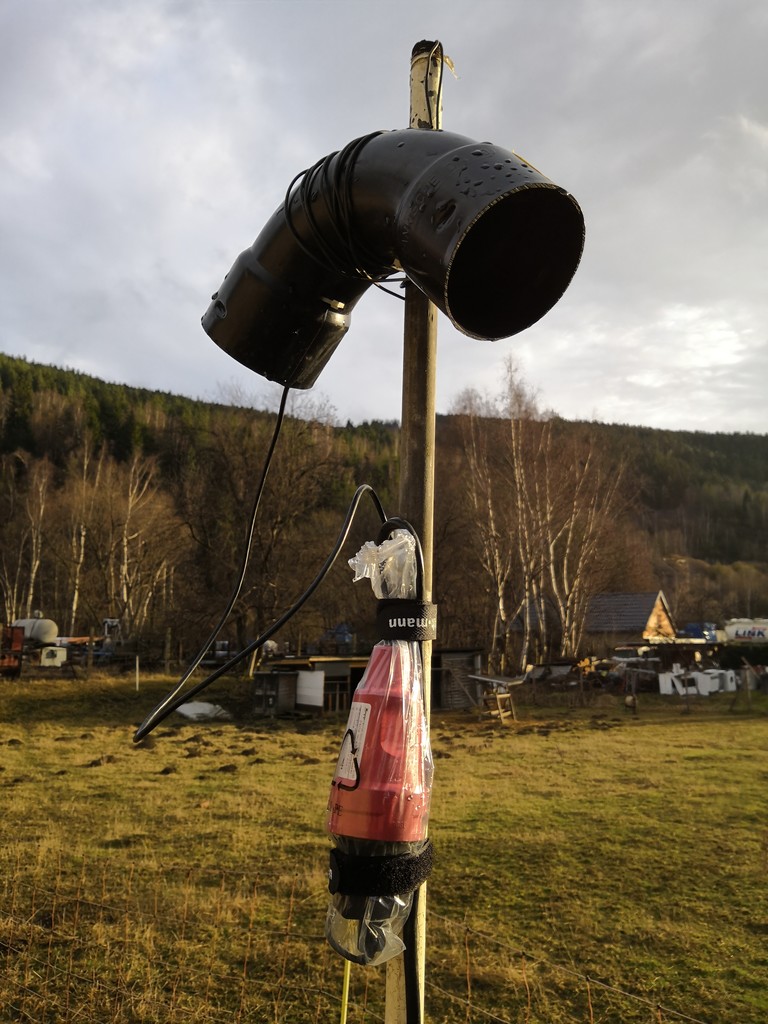 Feinstaubsensor montiert in einem Rohrbogen